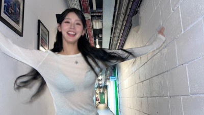 아이들 미연 브라가 비치는 시스루 흰티 밝기조절