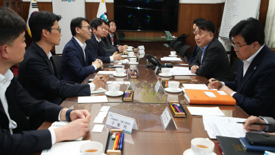 한화 임원진 만난 충북도지사 '야구 청주경기 배정 힘써달라'