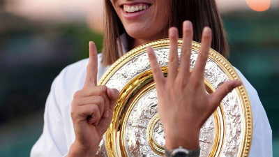 114년 만에 ‘더블 베이글’… 시비옹테크, 첫 윔블던 퀸