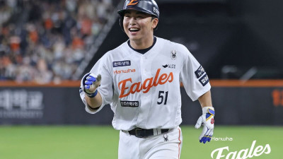 감격에 찬 ‘로컬보이’… 한화 문현빈의 시선은 오직 한 곳뿐, 한국시리즈