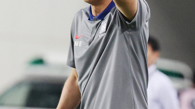 실점 아쉽지만 선수들 충분히 잘했다… 패배에도 팀 감싼 홍명보