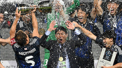 '동아시안컵 우승' 축포 맞는 모리야스 하지메 일본 감독 [포토]