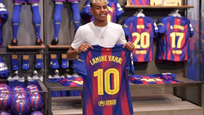 메시보다 일찍, ‘18세’ 야말 드디어 바르셀로나 10번 달고 뛴다