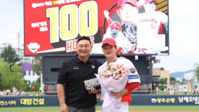 타이거즈 프랜차이즈 첫 ‘100홀드’ 전상현, 기록 달성 시상식 열렸다