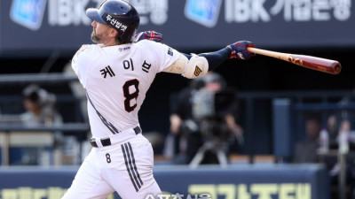 [포토]선제 2점 홈런 넘기는 두산 케이브