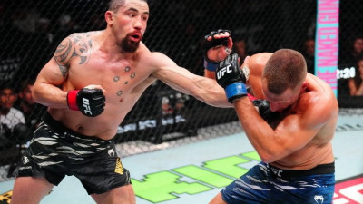 UFC 미들급 타이틀 향해 성큼성큼… 더 리더, 전 챔프 휘태커 꺾었다