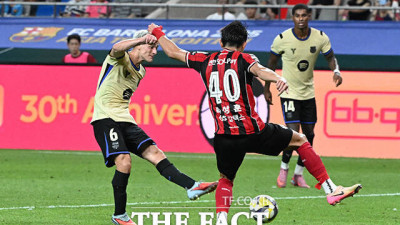 가비 '다리 사이로 절묘한 슈팅' [TF사진관]