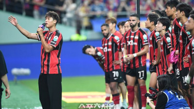 [포토]팬들에게 작별 인사를 하는 FC서울 김주성