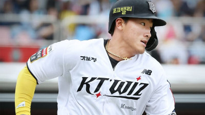 규정타석 채운 kt 안현민, 단숨에 타율·출루율·장타율 1위…신인 최고 타율 기록할까