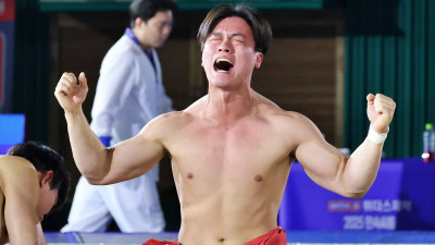 통산 3번째 소백장사 ‘꽃가마’… 황찬섭, 영동세계국악엑스포장사씨름대회서 정상