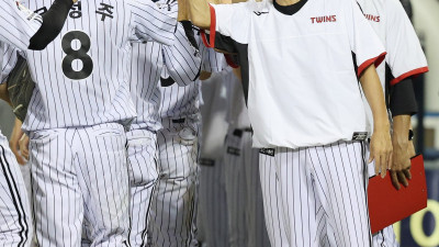 파죽의 7연승, 다시 품은 1위 고지… 염경엽 감독 “끝까지 집중력 잃지 않은 선수단 모두가 수훈”
