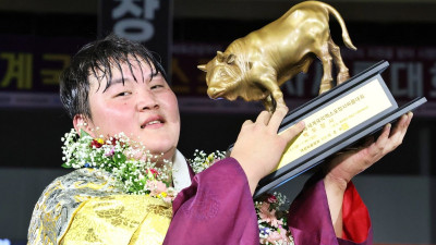 천하장사 제압한 ‘루키’의 반란…홍지흔, 장성우 꺾고 생애 첫 백두장사