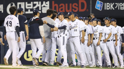 끈질긴 추격 끝에… 뒷심으로 웃은 조성환 대행 “8말 역전극, 두산의 모습 보여줬다”