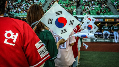 야구장 물들인 ‘태극기’…SSG, ‘광복 80주년 기념’ 특별 행사 진행