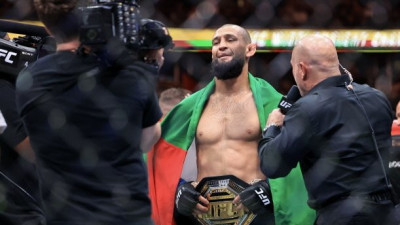 뒤 플레시도 속수무책… 치마예프, UFC 미들급 챔피언 등극