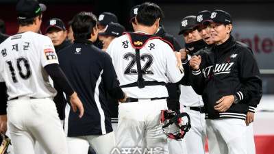 ‘2:0→4:0→4:4→5:4’ 휴 큰일 날뻔했네! ‘제2의 김광현’ 앞세운 KT, SSG에 5-4 승리 [SS수원in]