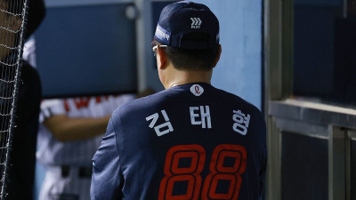 김태형 감독의 잘 던지던 선발 나균안 조기 강판, 정철원 투입 대실패...롯데의 22년 만의 10연패를 불러왔다