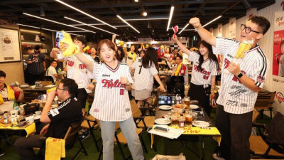 [내야외야] LG, 스포츠 펍 ‘드래프트128’서 원정경기 응원 이벤트 성료