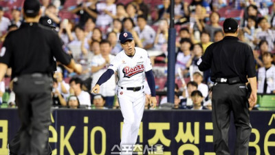 [포토] 조성환 감독, 비디오판독에 항의하다 퇴장 조치