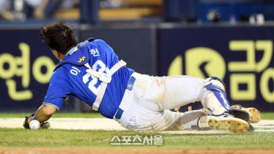[포토]삼성 이병헌, 몸을 던졌지만...