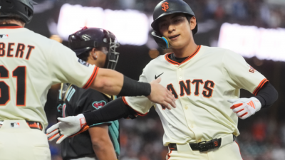 이정후, ML 8번째 10홈런…3안타 2타점 2득점 ‘원맨쇼’