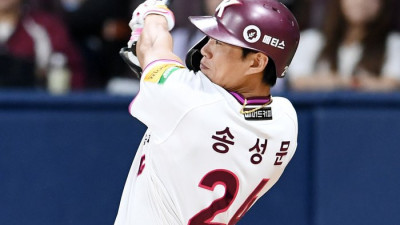 [포토]키움 송성문의 동점 적시타