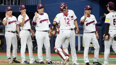 [포토]승리의 하이파이브를 나누는 키움 설종진 감독대행