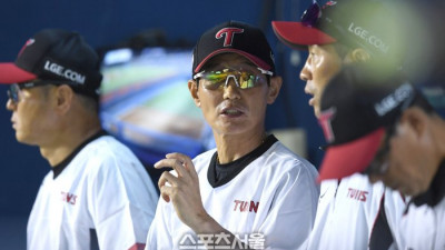 [포토] 염경염 감독 ‘손주영 공 좋은데...’