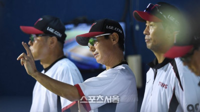 [포토] 염경엽 감독 ‘잘 던지네’