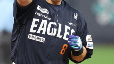 ‘롯데 5실책 자멸’ 노시환 2G 연속 홈런포+류현진 3G 연속 QS ‘호투’…한화, 롯데 13-0으로 꺾고 ‘2연승’