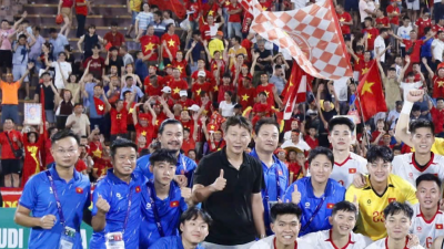 영국 비지니스마케팅 석사 출신, 코치로 김상식호 합류