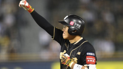 [포토] 동점 만든 허경민 ‘역전 가즈아’