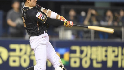 [포토] 허경민, 7회 동점 만드는 좌전안타