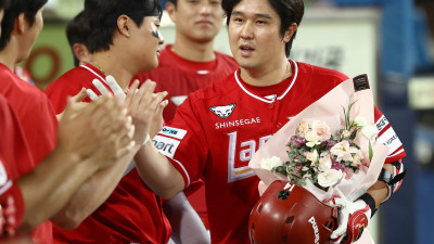 최정이 가는 길에, 새 역사가…10시즌 연속 20홈런 ‘리그 최초’