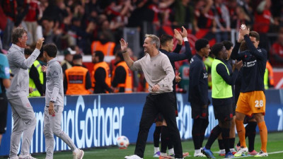 레버쿠젠, 텐 하흐 경질하자마자 승리…퇴장 2명 나왔는데 버텼다