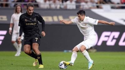 [Sw포토]로베르 피레스와 볼 다투는 이영표