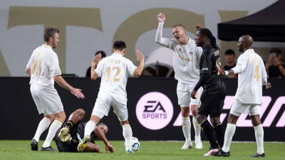 [SW포토]이영표에 걸려 넘어지는 호나우지뉴