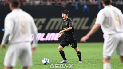 [포토]패스할 곳 살피는 박지성