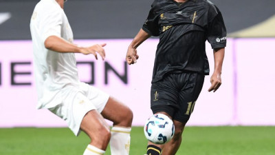 [포토]칩슛으로 수비 넘기는 호나우지뉴