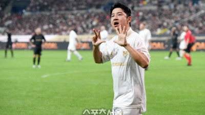 [포토]손가락 8개 펼쳐 보이는 박주호