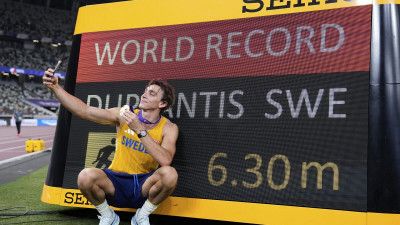 장대높이뛰기 듀플랜티스, 세계선수권 3연패 ‘6m30 세계新’