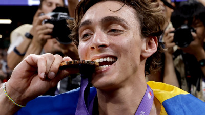 ‘역시 장대높이뛰기 G.O.A.T…’ 듀플랜티스, 6m30 넘고 개인 통산 14번째 세계신기록으로 세계육상선수권 3연패 달성