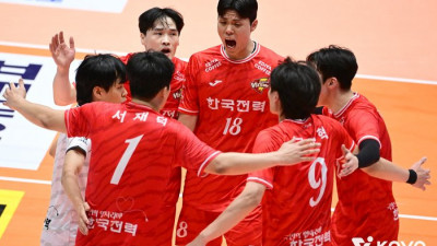 ‘블로킹 13개’ 한국전력, ‘범실 34개’ 우리카드 3-0으로 꺾고 컵 대회 ‘첫 승’