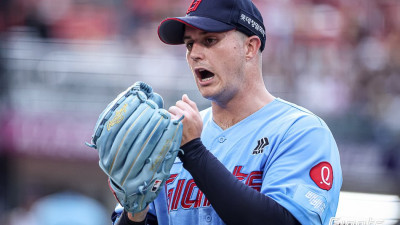 ‘10승 투수를 내보냈더니 ERA 10점대 투수가 왔네…’ KBO리그 역사에 두고두고 회자될 실패작 롯데 벨라스케즈, 추격조 역할도 어렵다