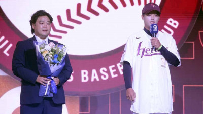 [SW포토]소감 발표하는 1라운드 1순위 박준현