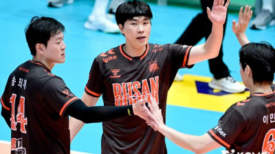 블로킹 19득점 폭발 OK저축은행, 삼성화재 잡고 1위로 준결승 진출