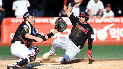 [포토]홈으로 슬라이딩 하는 LG 오스틴