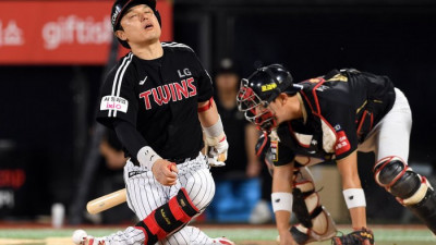 [포토]삼진 아웃에 주저앉는 LG 박동원