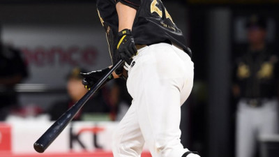 [포토]추격 적시타 치는 KT 장성우