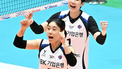 “연진아, 이게 10년차 언니의 ‘짬바’란다”…IBK 10년차 대기만성 세터 김하경, 선발로 나선 최연진에게 세터의 진수를 선보였다 [남정훈의 오버 더 네트]